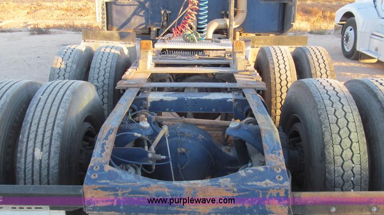 image for item G5564 1998 Peterbilt 377 semi truck