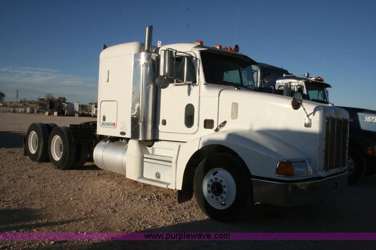 image for item G5565 1999 Peterbilt 377 semi truck
