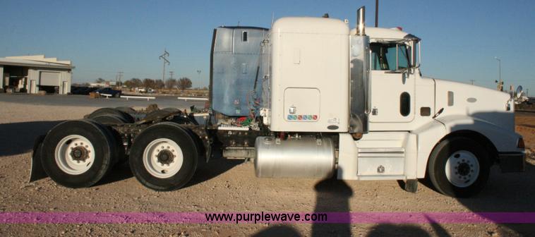 image for item G5565 1999 Peterbilt 377 semi truck