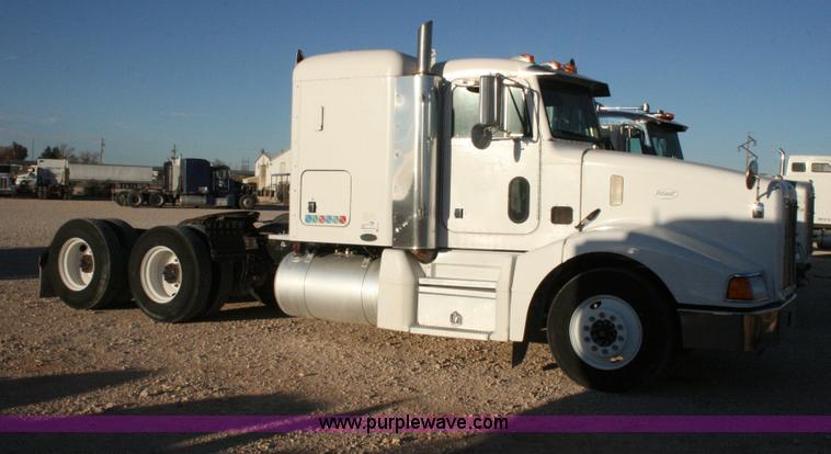 image for item G5565 1999 Peterbilt 377 semi truck
