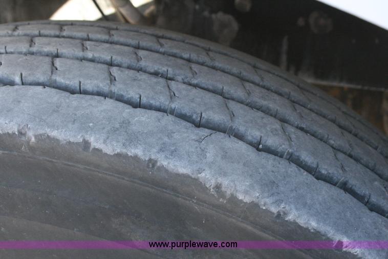 image for item G5565 1999 Peterbilt 377 semi truck