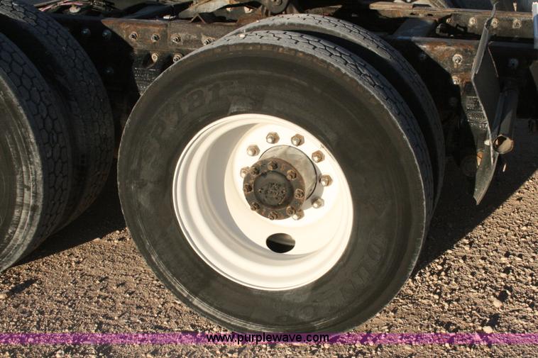 image for item G5565 1999 Peterbilt 377 semi truck