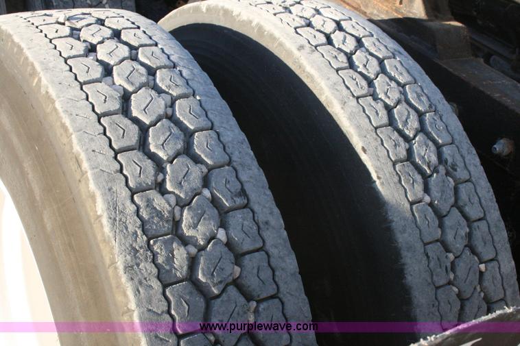 image for item G5565 1999 Peterbilt 377 semi truck