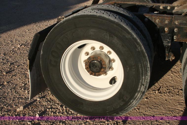 image for item G5565 1999 Peterbilt 377 semi truck