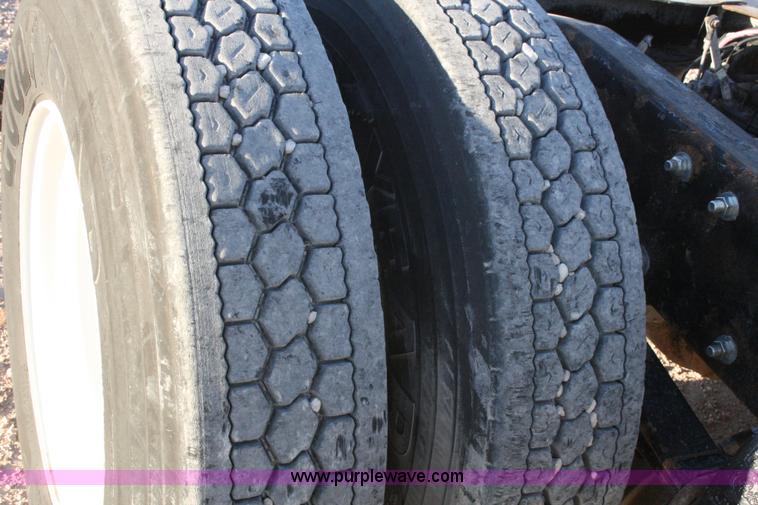 image for item G5565 1999 Peterbilt 377 semi truck