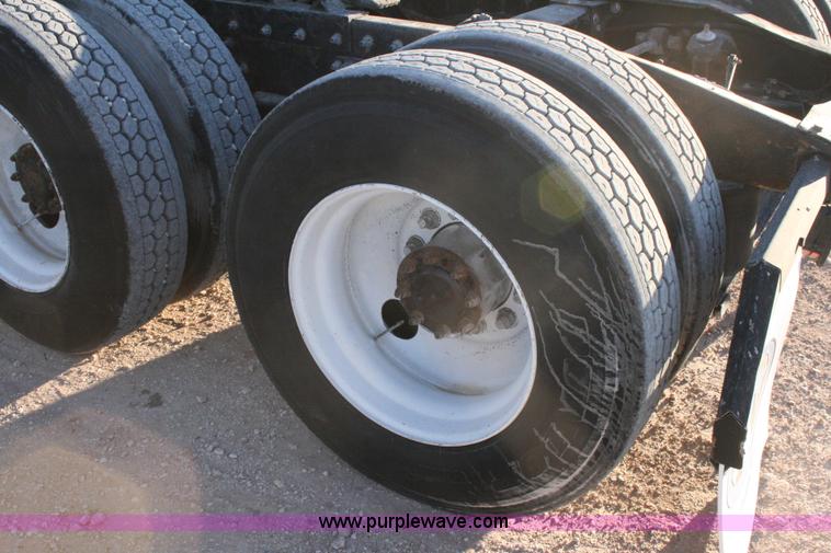 image for item G5565 1999 Peterbilt 377 semi truck