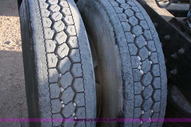 image for item G5565 1999 Peterbilt 377 semi truck