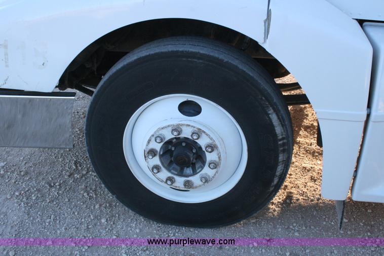 image for item G5565 1999 Peterbilt 377 semi truck