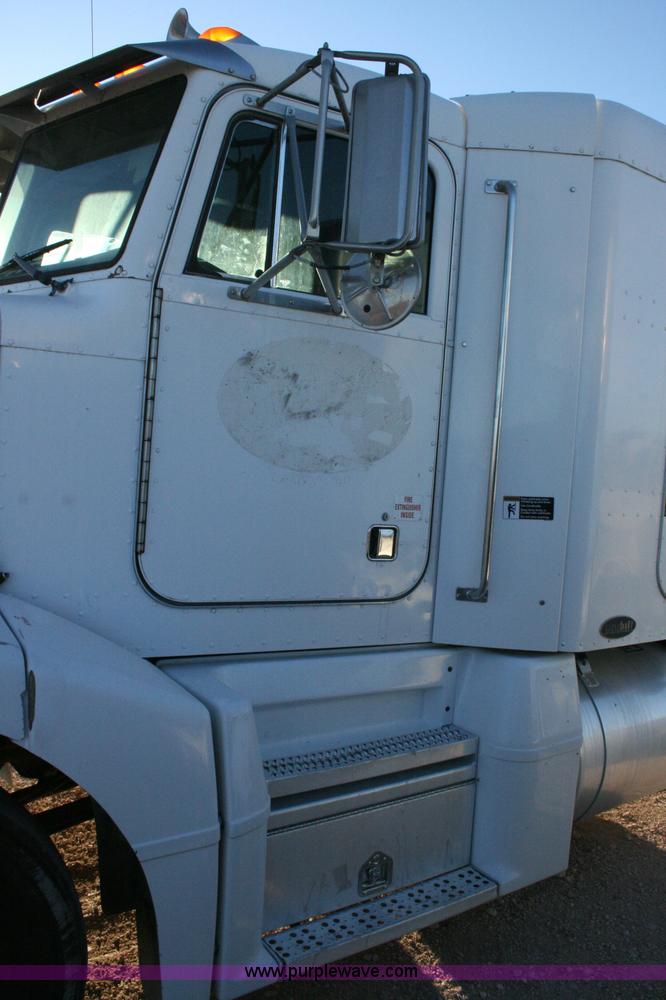 image for item G5565 1999 Peterbilt 377 semi truck