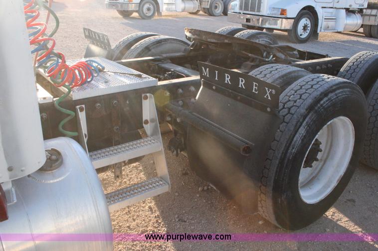 image for item G5565 1999 Peterbilt 377 semi truck