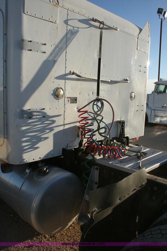 image for item G5565 1999 Peterbilt 377 semi truck