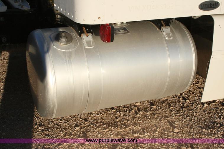 image for item G5565 1999 Peterbilt 377 semi truck