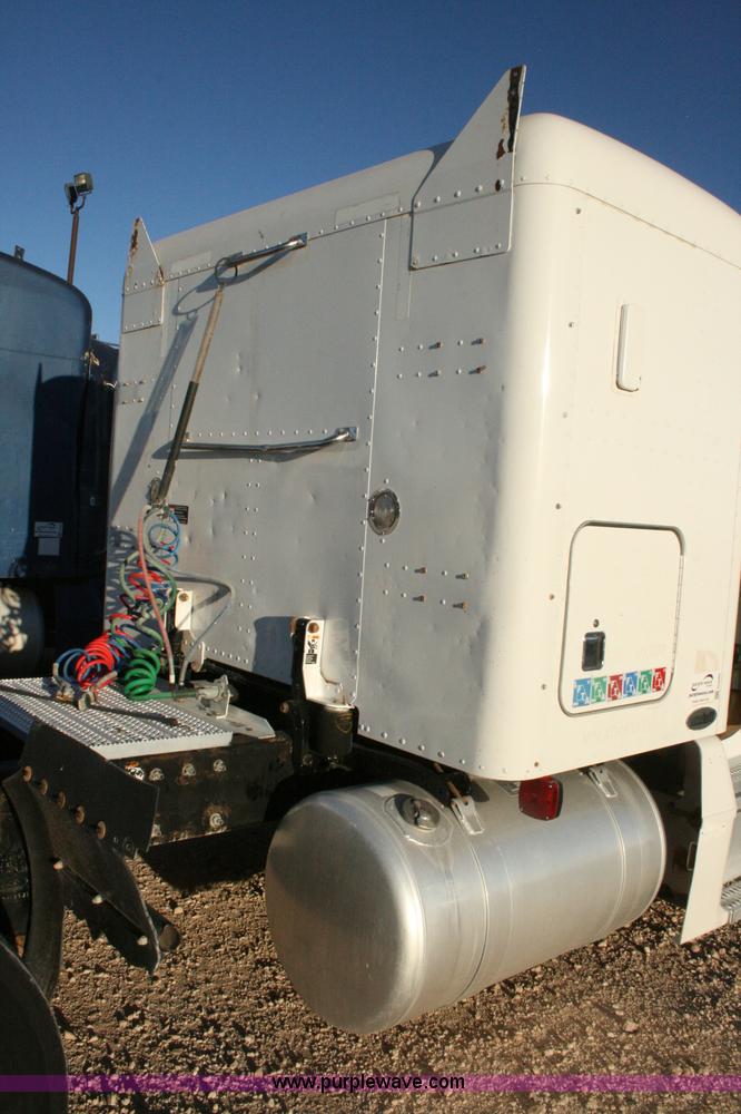 image for item G5565 1999 Peterbilt 377 semi truck