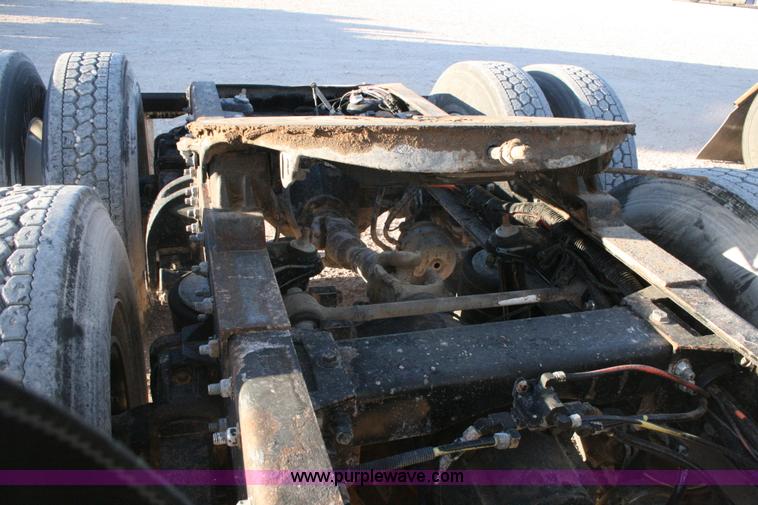 image for item G5565 1999 Peterbilt 377 semi truck