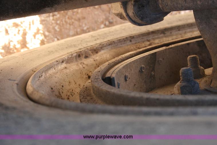 image for item G5565 1999 Peterbilt 377 semi truck