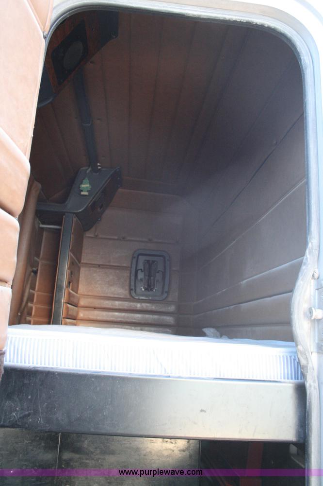 image for item G5565 1999 Peterbilt 377 semi truck