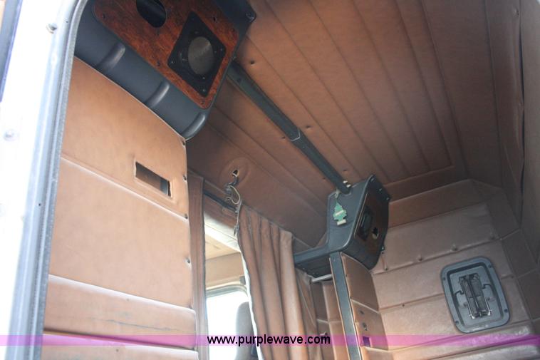 image for item G5565 1999 Peterbilt 377 semi truck