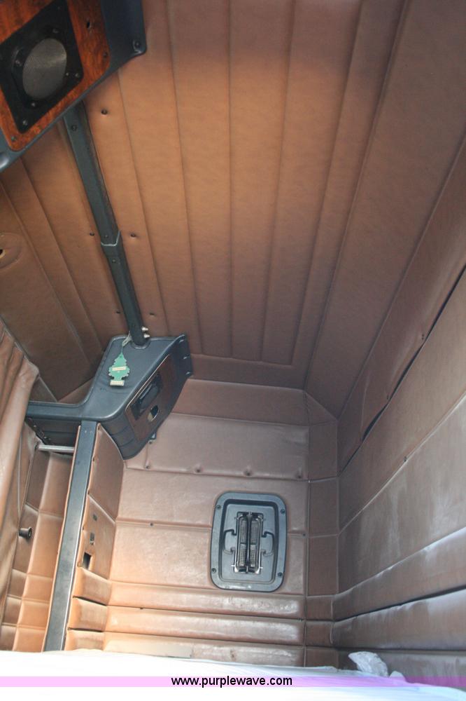 image for item G5565 1999 Peterbilt 377 semi truck