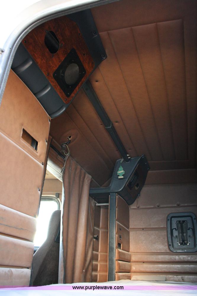 image for item G5565 1999 Peterbilt 377 semi truck