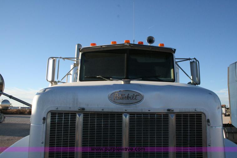 image for item G5565 1999 Peterbilt 377 semi truck