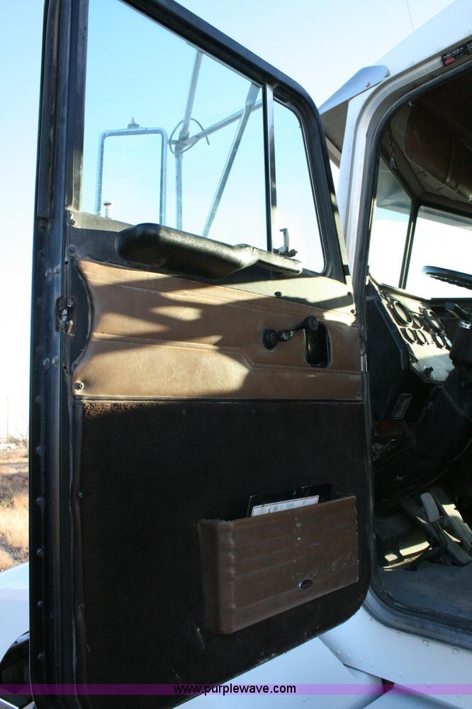 image for item G5565 1999 Peterbilt 377 semi truck