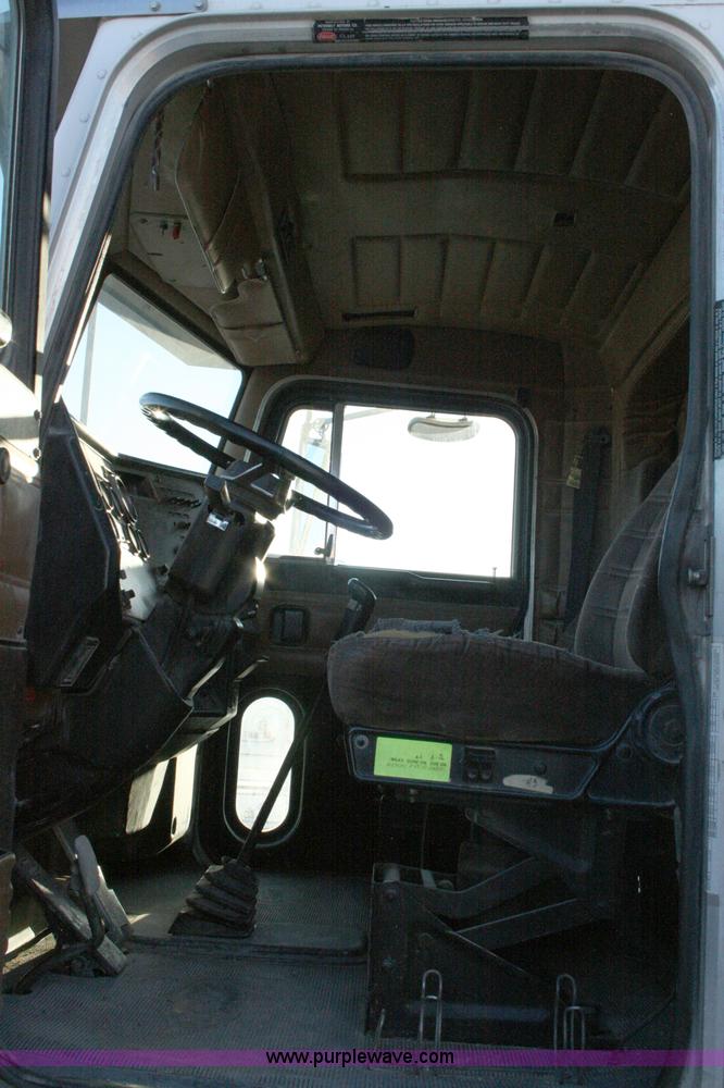 image for item G5565 1999 Peterbilt 377 semi truck