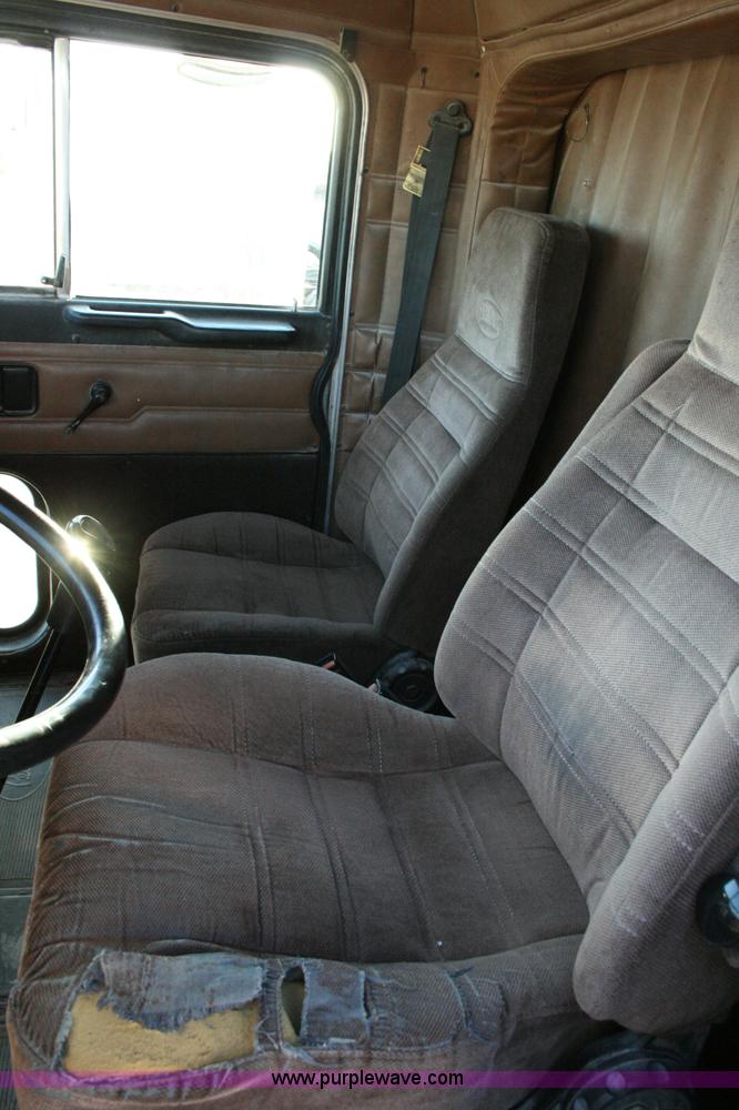 image for item G5565 1999 Peterbilt 377 semi truck