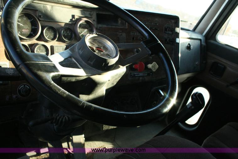 image for item G5565 1999 Peterbilt 377 semi truck