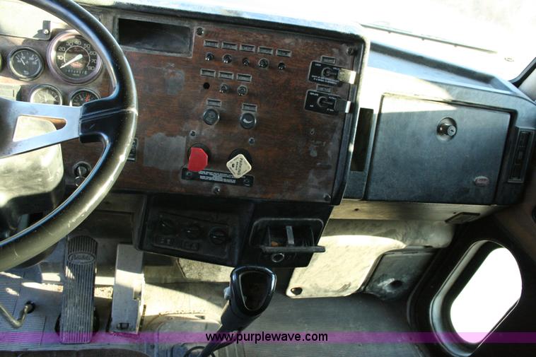 image for item G5565 1999 Peterbilt 377 semi truck