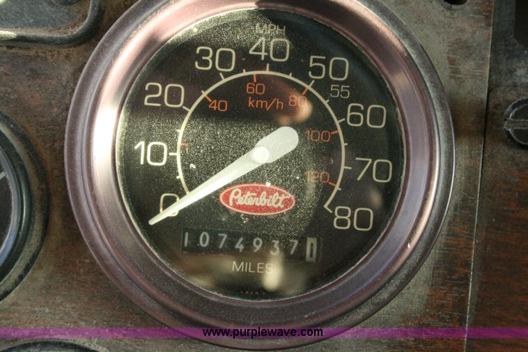 image for item G5565 1999 Peterbilt 377 semi truck