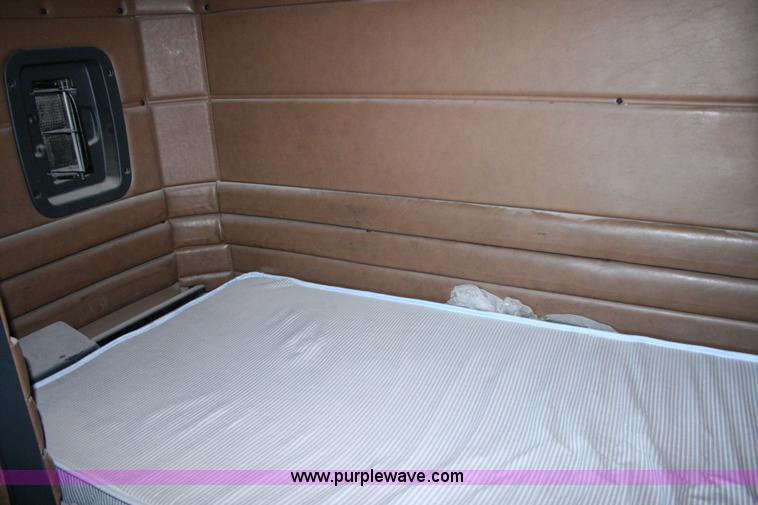 image for item G5565 1999 Peterbilt 377 semi truck