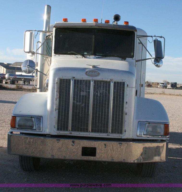 image for item G5566 1999 Peterbilt 377 semi truck