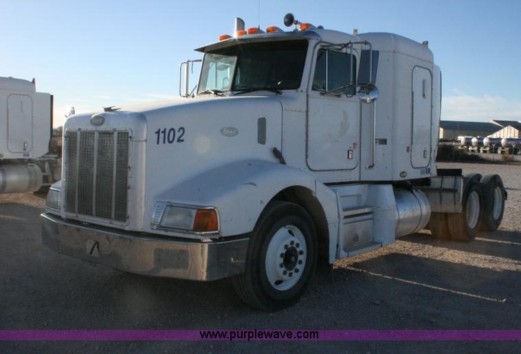 image for item G5566 1999 Peterbilt 377 semi truck