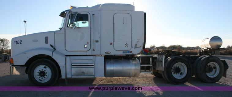 image for item G5566 1999 Peterbilt 377 semi truck