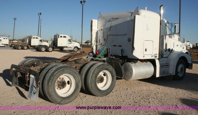 image for item G5566 1999 Peterbilt 377 semi truck