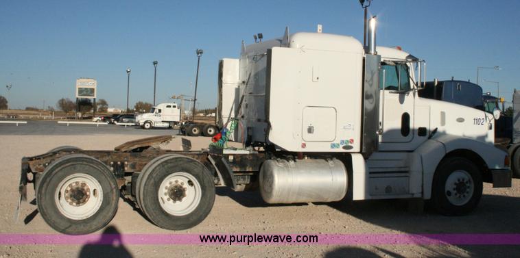 image for item G5566 1999 Peterbilt 377 semi truck