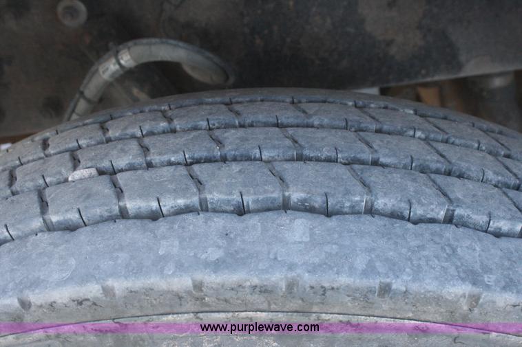 image for item G5566 1999 Peterbilt 377 semi truck