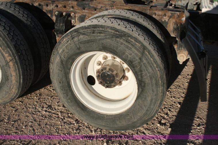 image for item G5566 1999 Peterbilt 377 semi truck