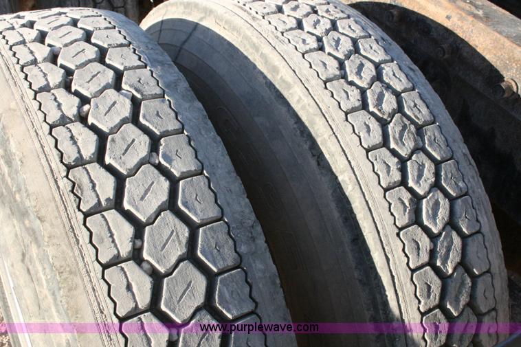 image for item G5566 1999 Peterbilt 377 semi truck