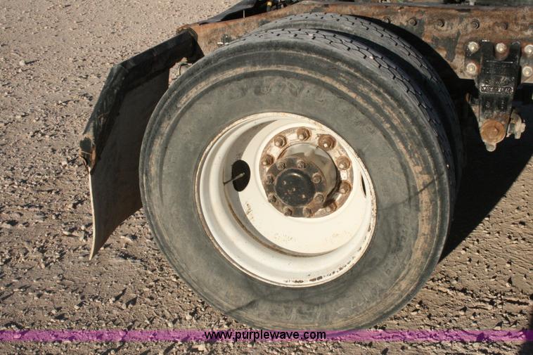 image for item G5566 1999 Peterbilt 377 semi truck