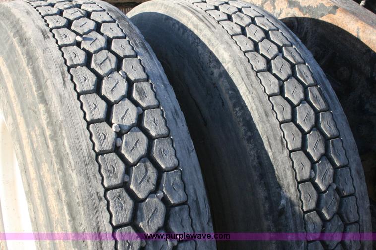 image for item G5566 1999 Peterbilt 377 semi truck