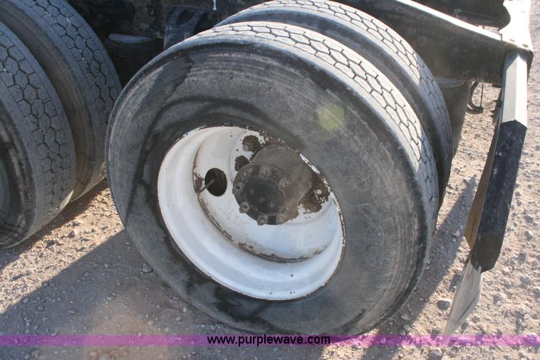 image for item G5566 1999 Peterbilt 377 semi truck