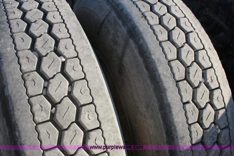 image for item G5566 1999 Peterbilt 377 semi truck