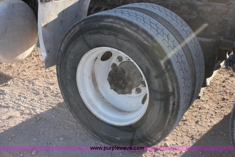 image for item G5566 1999 Peterbilt 377 semi truck