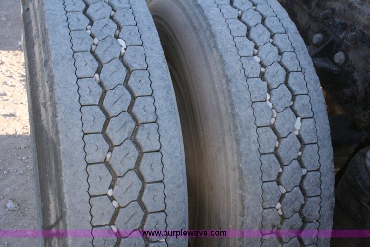 image for item G5566 1999 Peterbilt 377 semi truck