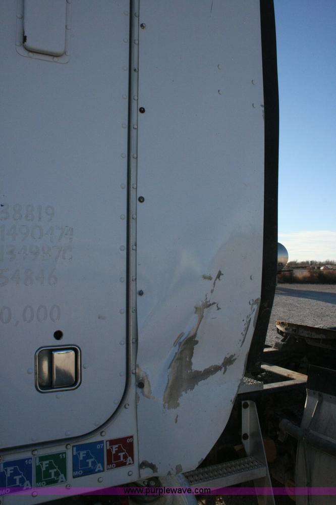 image for item G5566 1999 Peterbilt 377 semi truck