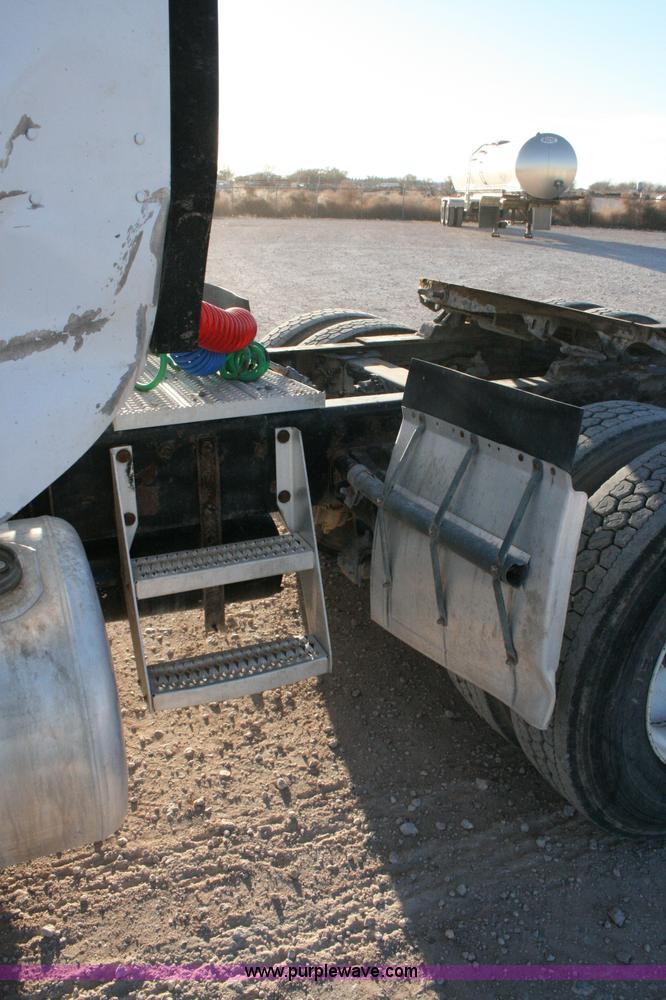 image for item G5566 1999 Peterbilt 377 semi truck