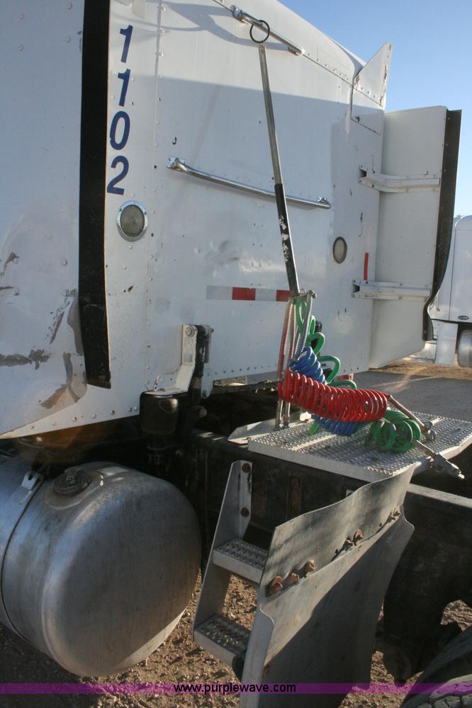 image for item G5566 1999 Peterbilt 377 semi truck