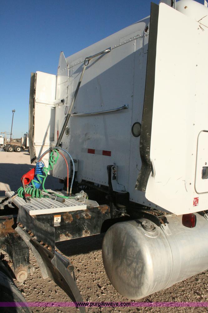 image for item G5566 1999 Peterbilt 377 semi truck