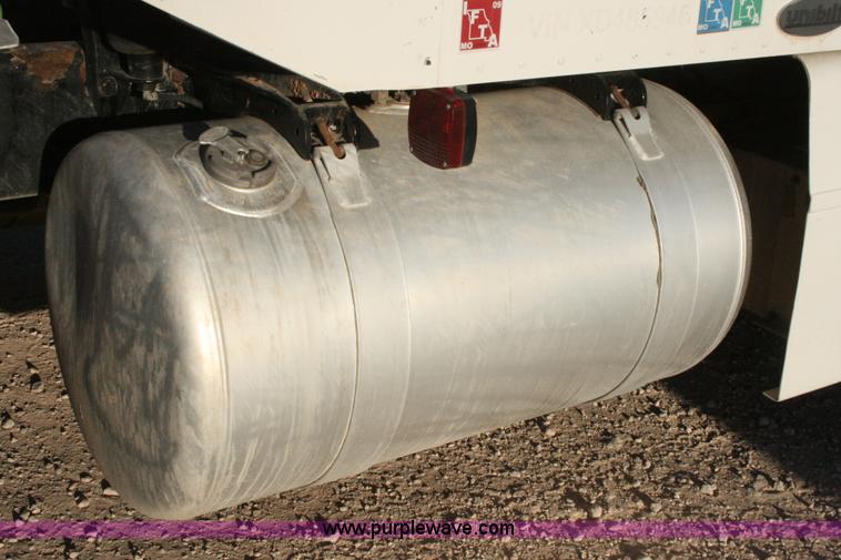 image for item G5566 1999 Peterbilt 377 semi truck